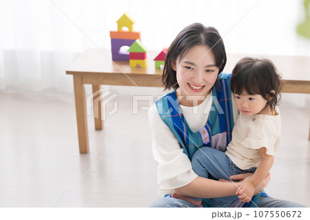 積み木で遊ぶ保育園の先生と園児の様子　ベビーシッターのイメージ 107550672