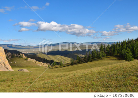 モンゴルの草原と山脈 モンゴルの草原と山脈 107550686
