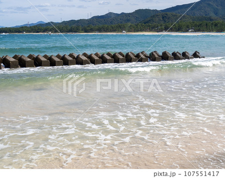 城山海水浴場の砂浜の波打ち際と若狭湾の風景。福井県大飯郡高浜町。 107551417