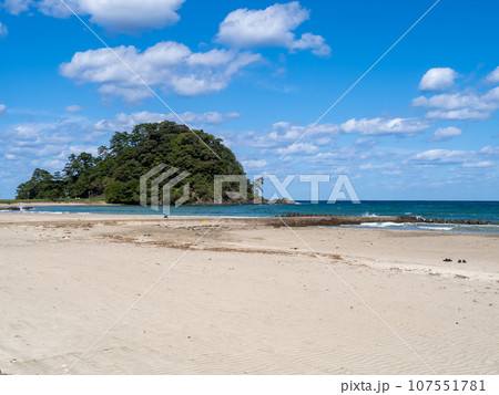城山海水浴場と天王山と若狭湾の風景。福井県大飯郡高浜町。 107551781