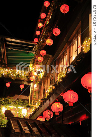 台湾　九份のノスタルジックな夜の風景 107551978