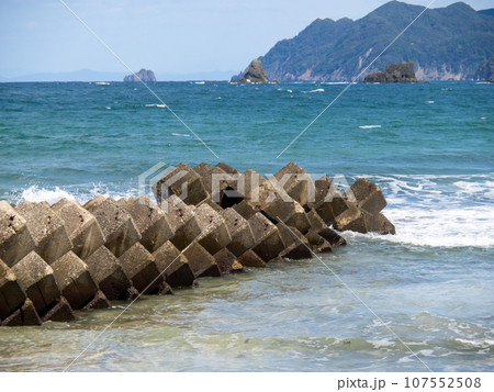 海岸の消波ブロック。福井県高浜町内の若狭湾の海岸。(10月撮影) 海岸の消波ブロック。福井県高浜町内の若狭湾の海岸。(10月撮影) 107552508