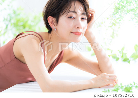 UVケアをするミドルの女性 UVケアをするミドルの女性 107552710