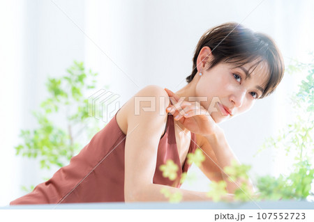 UVケアをするミドルの女性 107552723
