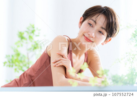 UVケアをするミドルの女性 107552724