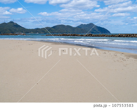 はまなすパーク海水浴場(三松海水浴場東側)と若狭湾の風景。福井県大飯郡高浜町。10月撮影。 107553583