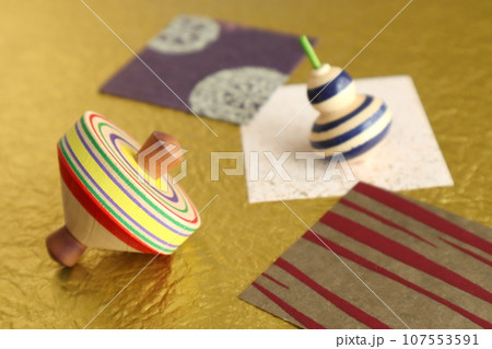 コマと綺麗な和紙 107553591