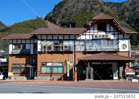 青梅線終点の奥多摩駅の山小屋風の駅舎 青梅線終点の奥多摩駅の山小屋風の駅舎 107553632