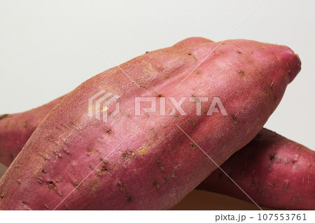 新鮮なサツマイモ(紅はるか)3 新鮮なサツマイモ(紅はるか)3 107553761