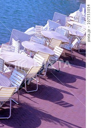 水辺のテラス 椅子とテーブル 107553854