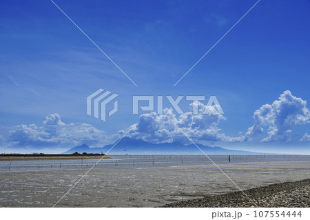 青い空と白い雲、福岡県柳川市大和干拓より有明海と雲仙の山並み 107554444
