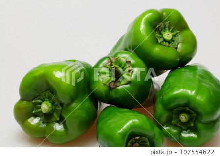 緑鮮やか艶々健康野菜のピーマン 107554622