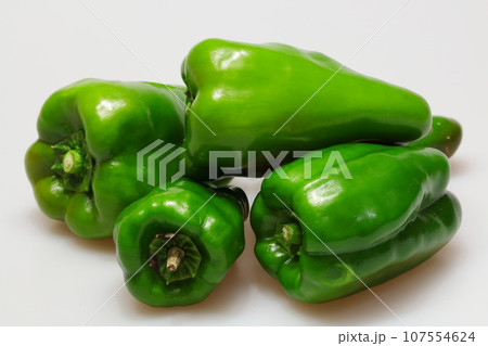 緑鮮やか艶々健康野菜のピーマン 107554624
