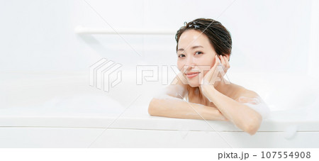 バブルバス　泡　バスタイム　癒し 107554908