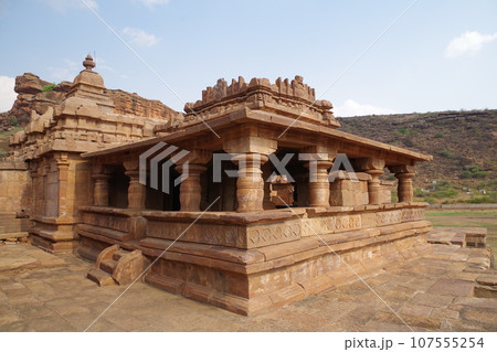 インド バダミのヒンドゥー教寺院 インド バダミのヒンドゥー教寺院 107555254