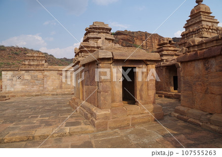 インド バダミのヒンドゥー教寺院 インド バダミのヒンドゥー教寺院 107555263