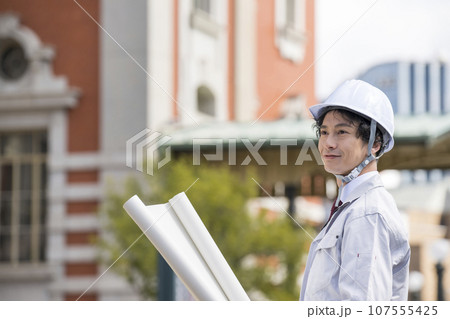 現場で働く作業服の男性 現場で働く作業服の男性 107555425