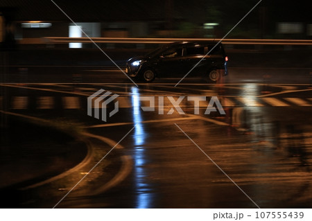 雨の夜を疾走する黒い車 雨の夜を疾走する黒い車 107555439