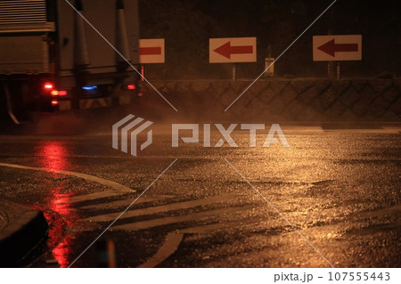 トラックが巻き上げた水しぶき 107555443