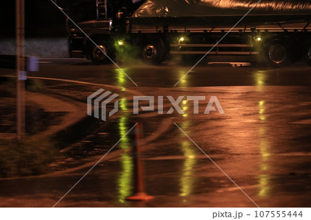 雨の夜に走り去る大型トラック 雨の夜に走り去る大型トラック 107555444