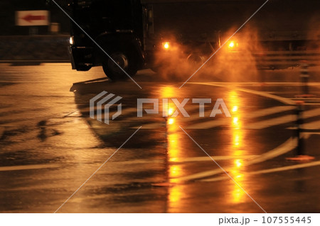雨の夜に走る大型トラック 107555445