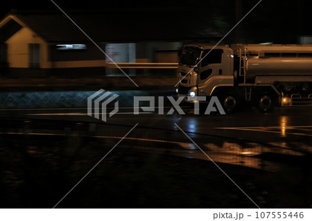 夜に走るタンクローリー 夜に走るタンクローリー 107555446