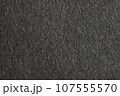 黒い色画用紙を拡大撮影した質感のあるテクスチャー素材 107555570