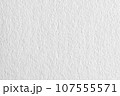 白い画用紙を拡大撮影した質感のあるテクスチャー素材 107555571