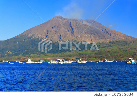【鹿児島県】垂水から見た快晴の桜島 107555634