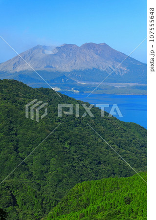 【鹿児島県】快晴の桜島と錦江湾 【鹿児島県】快晴の桜島と錦江湾 107555648