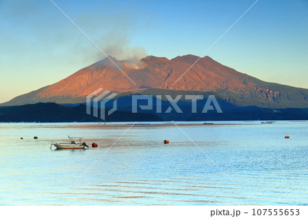 【鹿児島県】朝日を浴びる桜島昭和火口 107555653