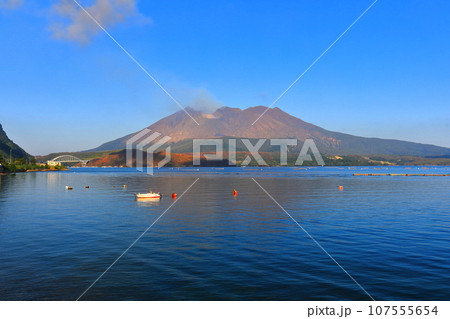 【鹿児島県】朝日を浴びる桜島昭和火口 【鹿児島県】朝日を浴びる桜島昭和火口 107555654