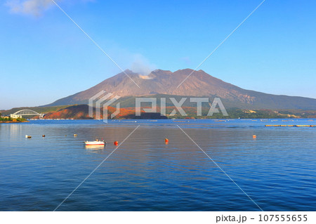 【鹿児島県】朝日を浴びる桜島昭和火口 107555655