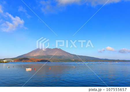 【鹿児島県】朝日を浴びる桜島昭和火口 107555657
