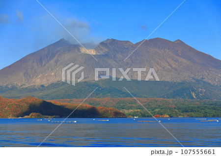 【鹿児島県】朝日を浴びる桜島昭和火口 107555661