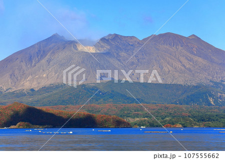 【鹿児島県】朝日を浴びる桜島昭和火口 107555662