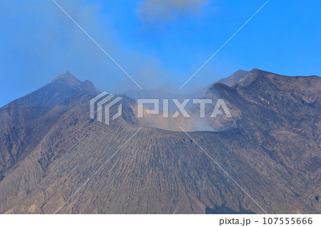 【鹿児島県】朝日を浴びる桜島昭和火口 107555666