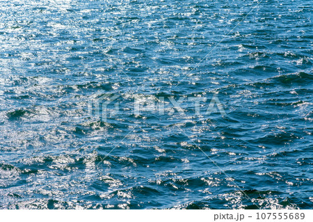 キラキラした海面 キラキラした海面 107555689