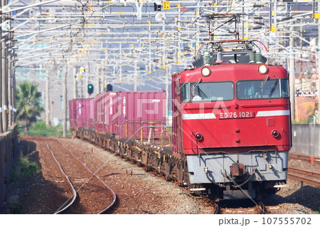 国鉄型ED76が牽引する貨物列車 107555702