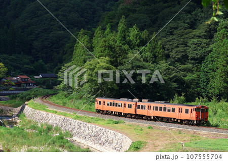 山口線を走るタラコ色のキハ40 107555704