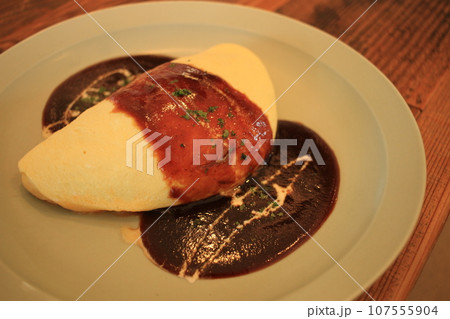 デミグラスソースのオムライス 107555904