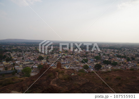 インド バダミの街並み インド バダミの街並み 107555931