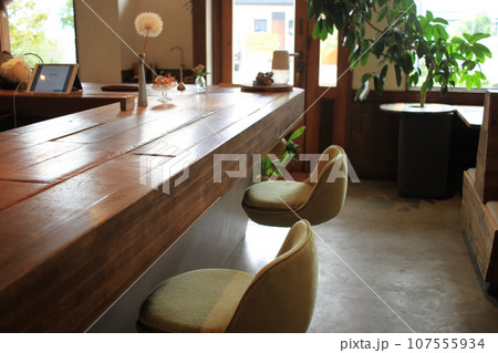 お洒落なカフェのカウンター 107555934
