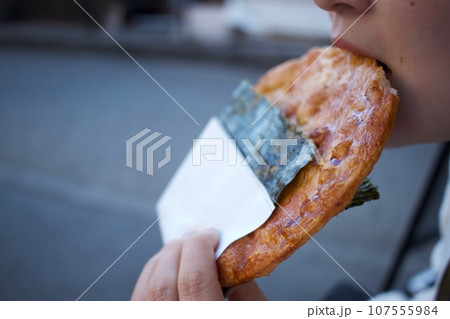 焼きたての美味しい海苔せんべい 107555984