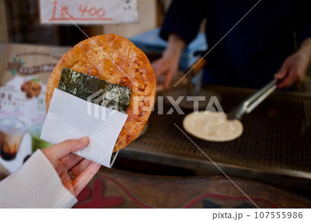 忍野八海名物 手焼きせんべい 忍野八海名物 手焼きせんべい 107555986