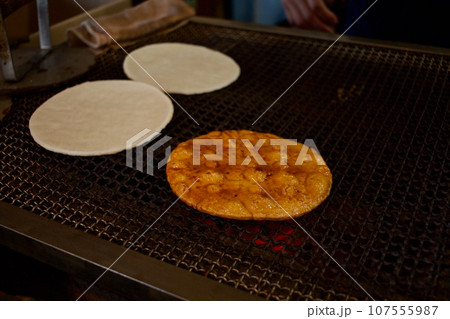 日本のお菓子　おせんべい 107555987