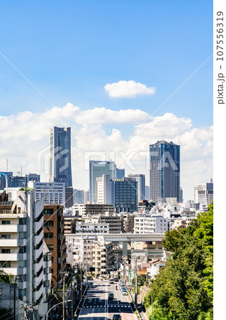 【神奈川県】青空が広がる都会の風景 107556319