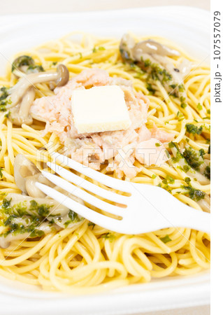 美味しい鮭ときのこの和風パスタ 美味しい鮭ときのこの和風パスタ 107557079