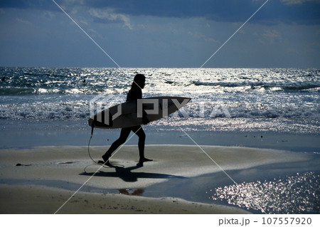海に向かうサーファー 107557920