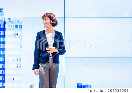 巨大ディスプレイの前に立つビジネスパーソン 107558391